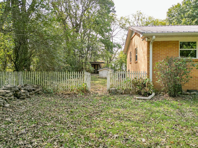 view of yard with a storage unit