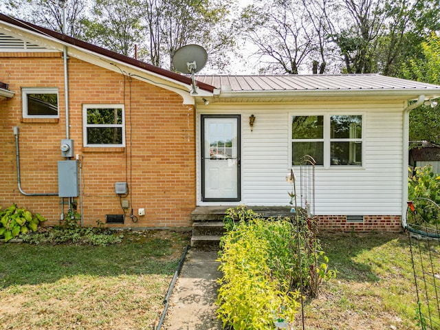 view of front of property with a front lawn