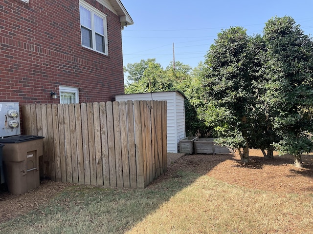 view of yard featuring a storage unit