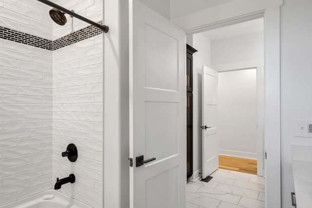 bathroom with tiled shower / bath