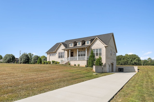 view of front of home featuring a front yard