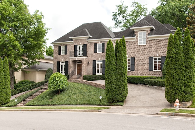 view of front of home featuring a front yard