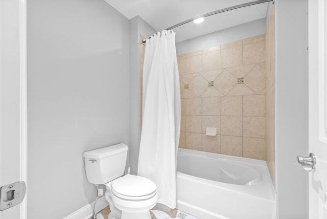 full bath with toilet, baseboards, and shower / bathtub combination with curtain