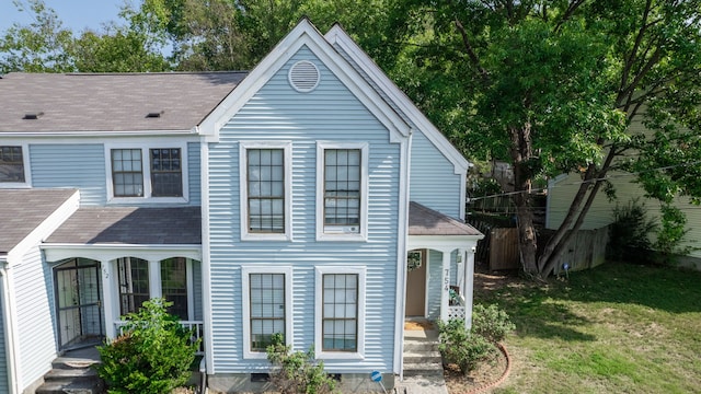 view of front of house featuring a front lawn