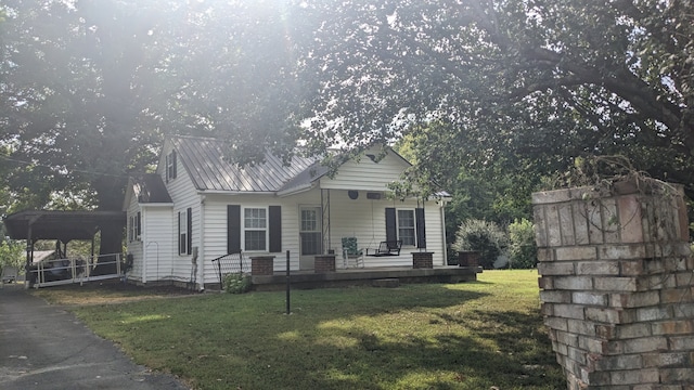 view of front of home featuring a carport and a front lawn