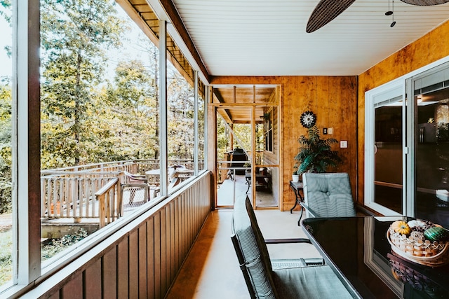 sunroom / solarium featuring ceiling fan