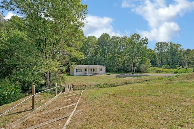 view of yard featuring a rural view