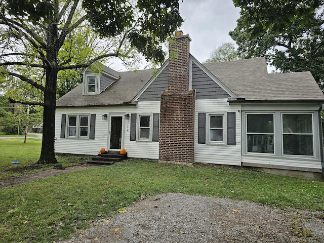 cape cod house featuring a front lawn