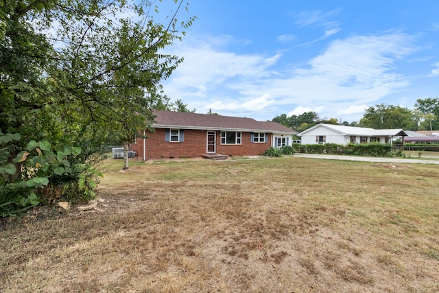 single story home with a front lawn