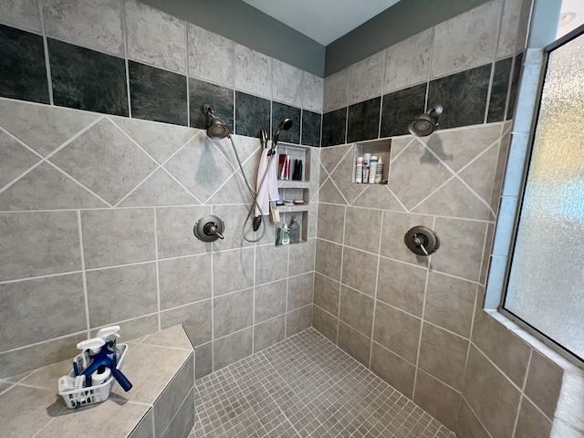 bathroom featuring tiled shower