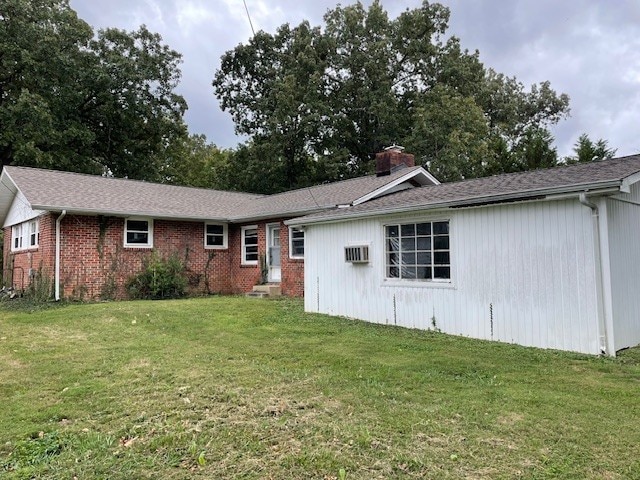 view of front facade with a front yard