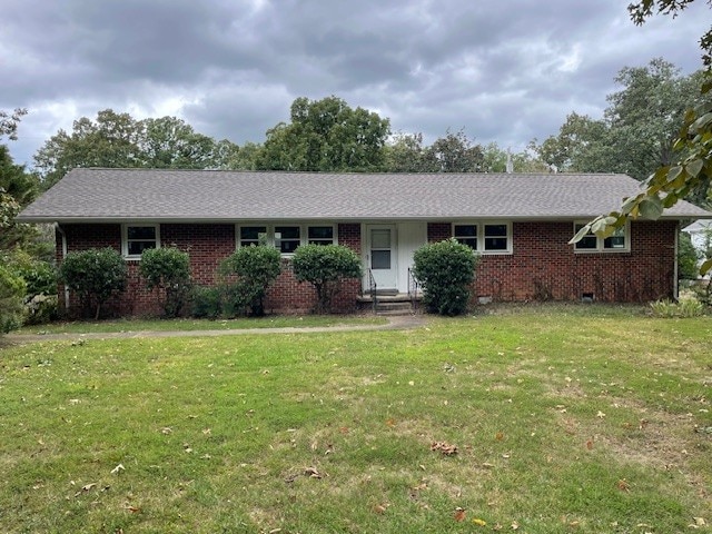 single story home with a front yard