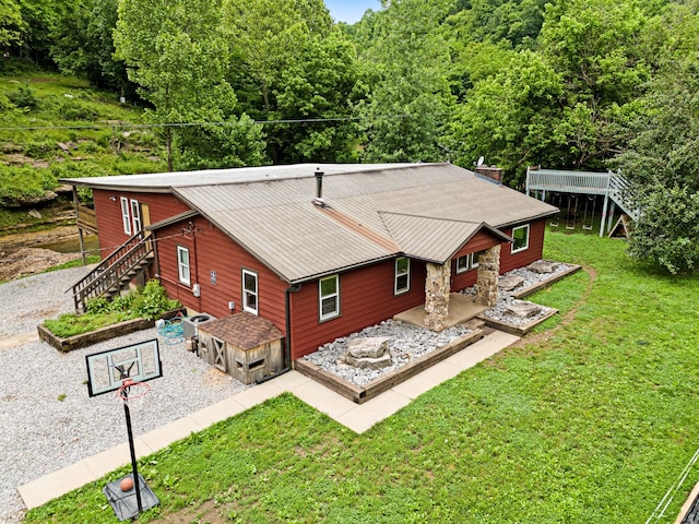 exterior space featuring a front yard