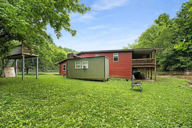 view of yard featuring an outdoor structure