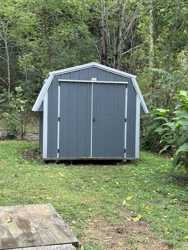 view of outdoor structure featuring a yard