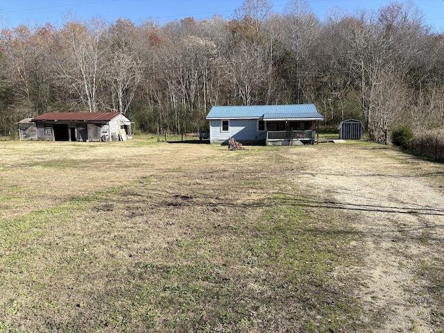 view of yard featuring an outdoor structure