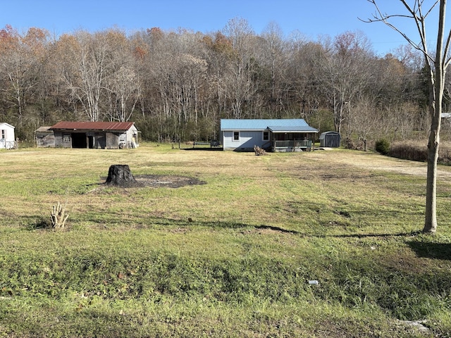 view of yard featuring an outbuilding