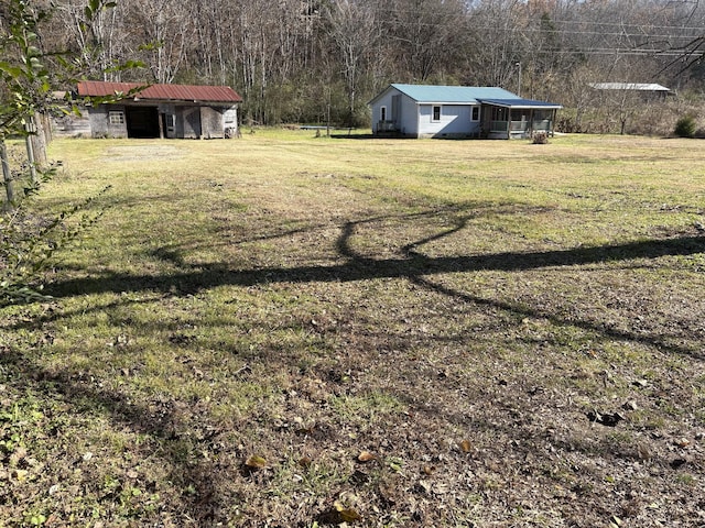 view of yard with an outbuilding