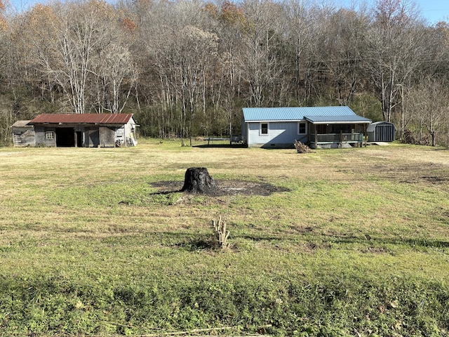 view of yard featuring an outbuilding