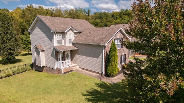 view of front of home featuring a front yard