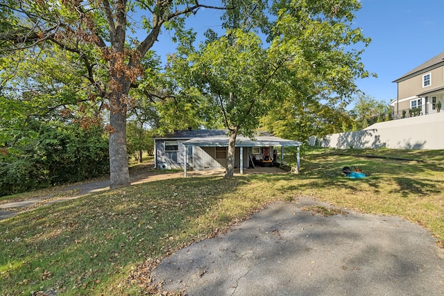 view of front of property featuring a front yard