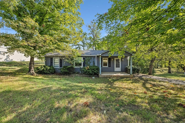 view of front of home featuring a front yard