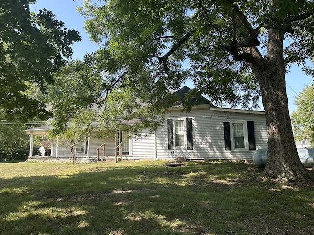 view of front of house featuring a front lawn