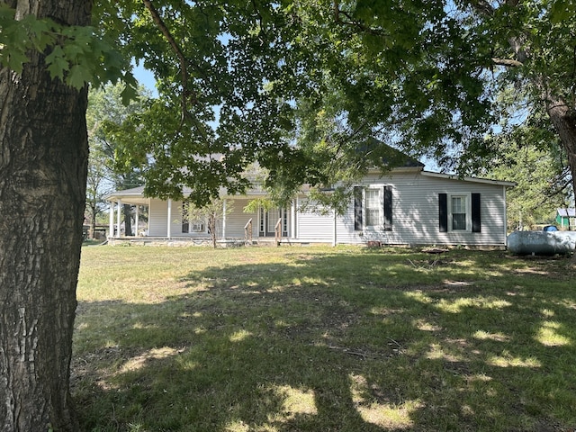 view of front facade with a front yard