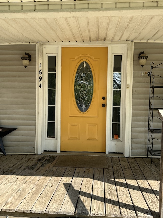 property entrance featuring a deck