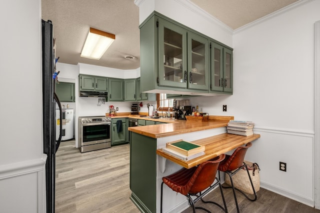 kitchen with light hardwood / wood-style flooring, crown molding, kitchen peninsula, green cabinetry, and stainless steel range with electric cooktop