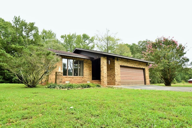 view of front facade featuring a front yard and a garage