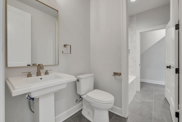 2704 Westwood Ave, Nashville, TN 37212 - full bath featuring a bath, toilet, and baseboards