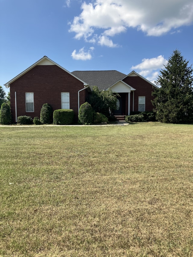 ranch-style home featuring a front lawn