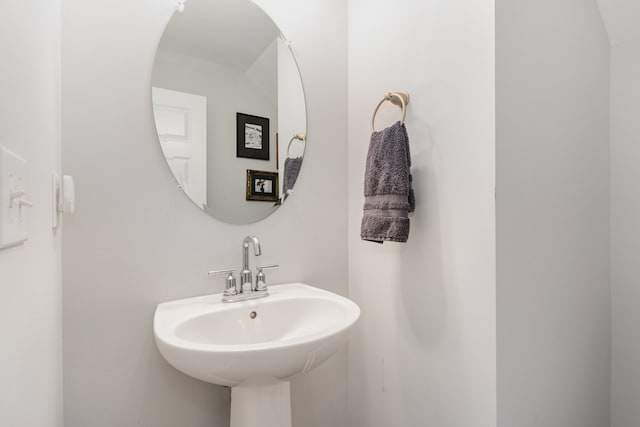 bathroom featuring sink