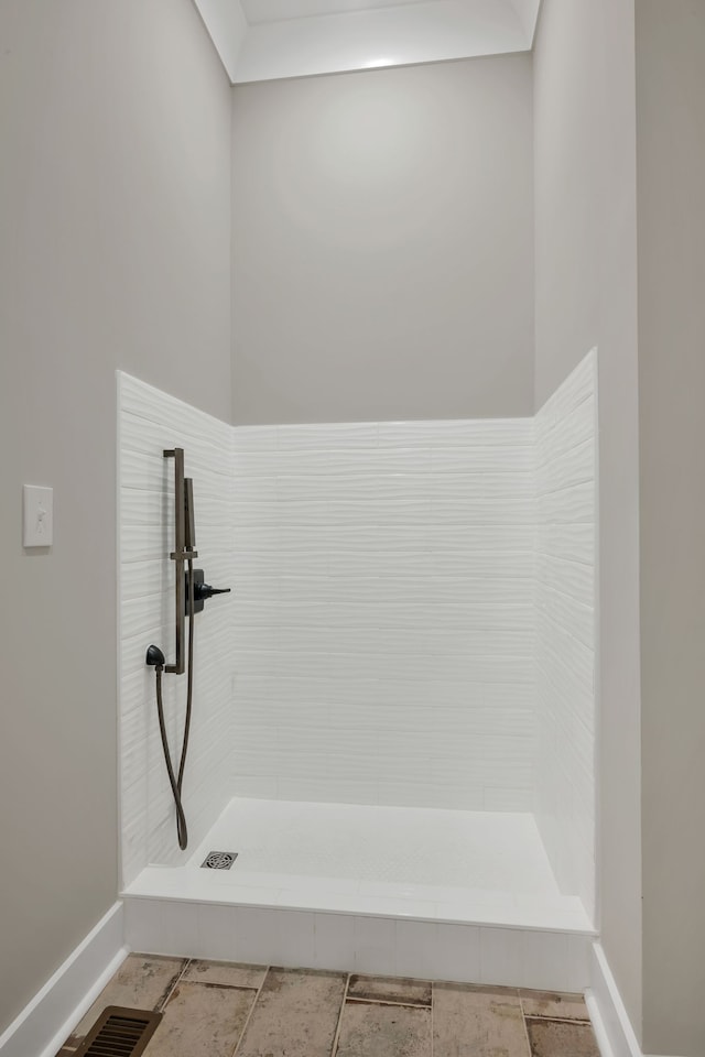 bathroom featuring a tile shower