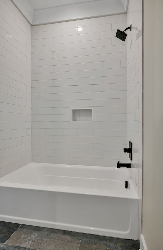 bathroom with tiled shower / bath