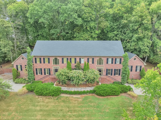 view of front of house featuring a front yard