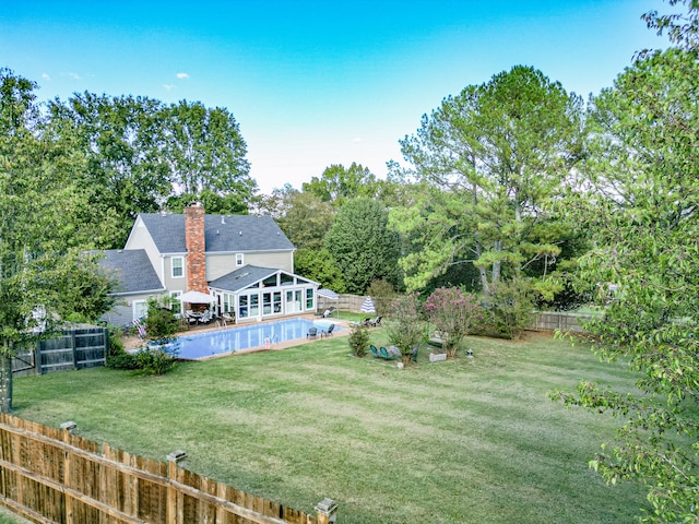 view of yard featuring a fenced in pool