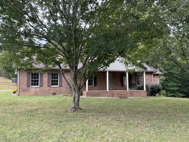 view of front of house featuring a front lawn