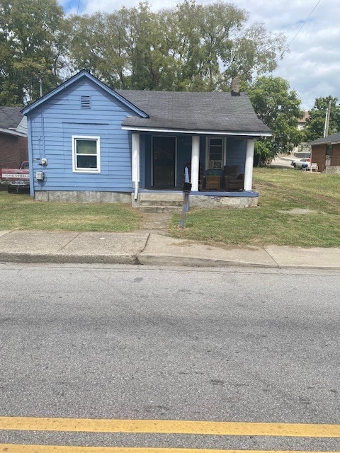 view of front of property featuring a porch and a front lawn