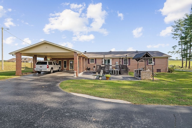 view of front of home featuring a carport and a front lawn