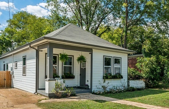 view of front of home with covered porch and a front yard