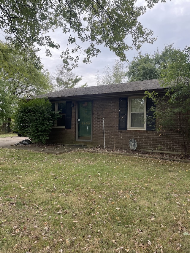 view of front of property with a front yard