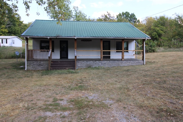 country-style home with a porch and a front lawn