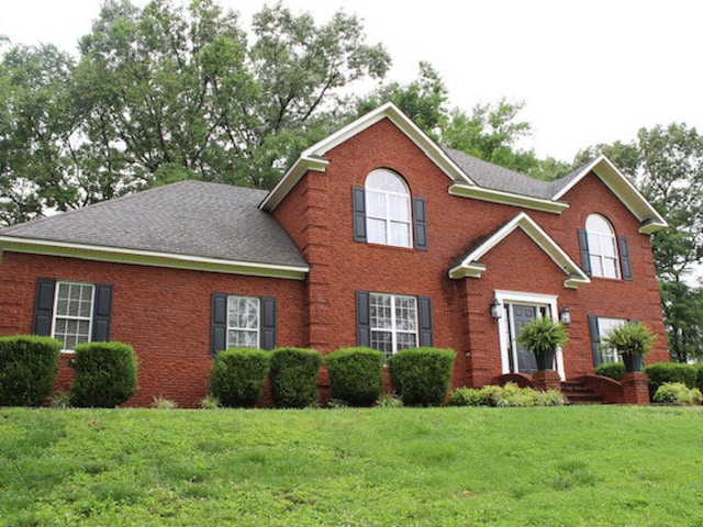 view of front of property with a front lawn