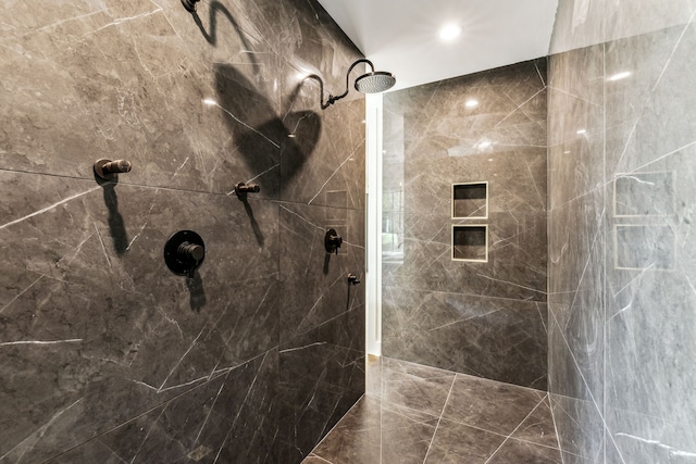 bathroom featuring a tile shower