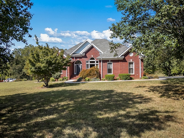 view of front of house featuring a front lawn