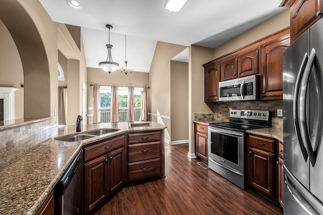 kitchen featuring sink, dark wood-type flooring, stainless steel appliances, an inviting chandelier, and vaulted ceiling