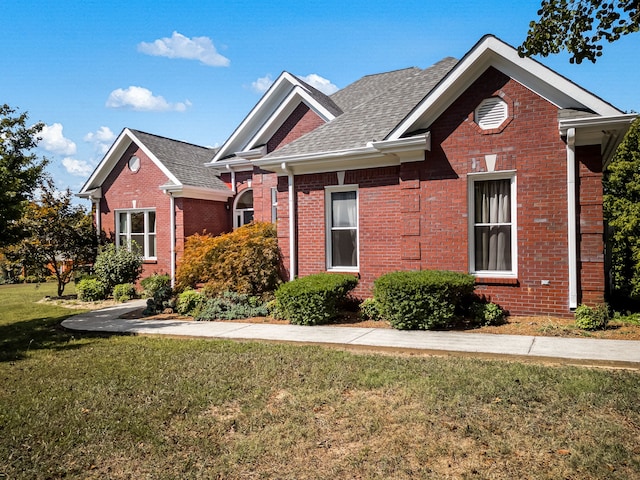 view of front of property featuring a front yard