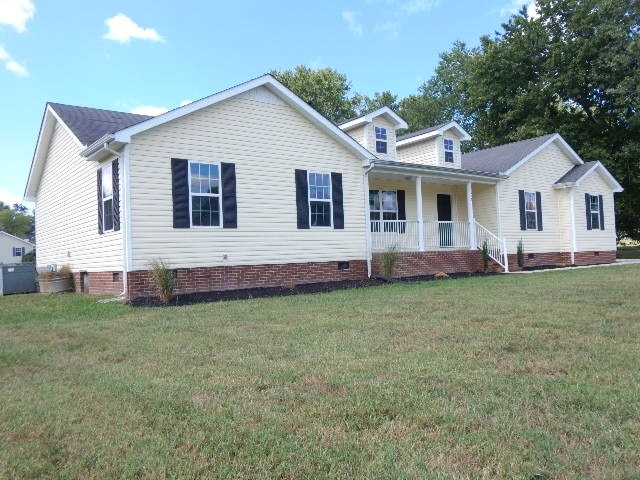 view of front of home with a front yard